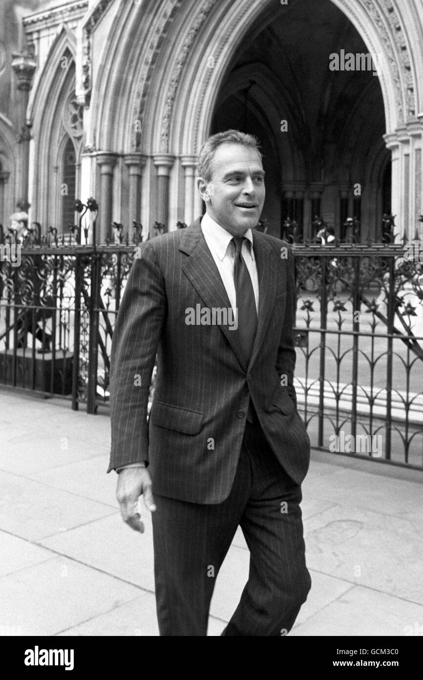 Taki Theodoracopulos, columnist gossip di origini greche, a Londra, per un caso di High Court, in cui nega la ribellione di un membro ricco della famiglia Henry Ford, Rosemarie Marcie-Riviere, in un articolo scritto nella colonna High Life dello spettatore. Foto Stock