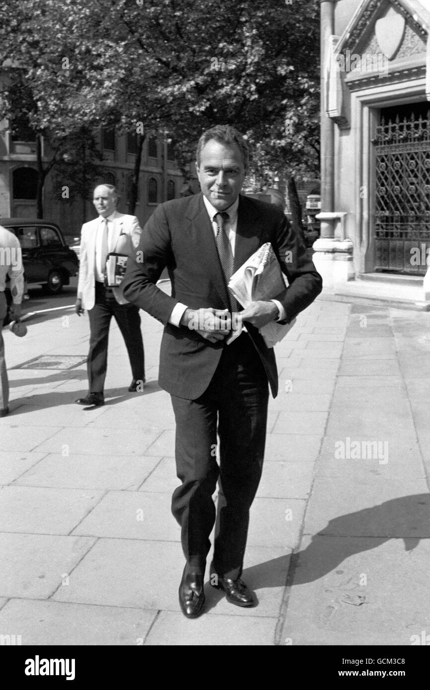 Taki Theodoracopulos, columnist gossip di origini greche, a Londra, per un caso di High Court, in cui nega la ribellione di un membro ricco della famiglia Henry Ford, Rosemarie Marcie-Riviere, in un articolo scritto nella colonna High Life dello spettatore. Foto Stock