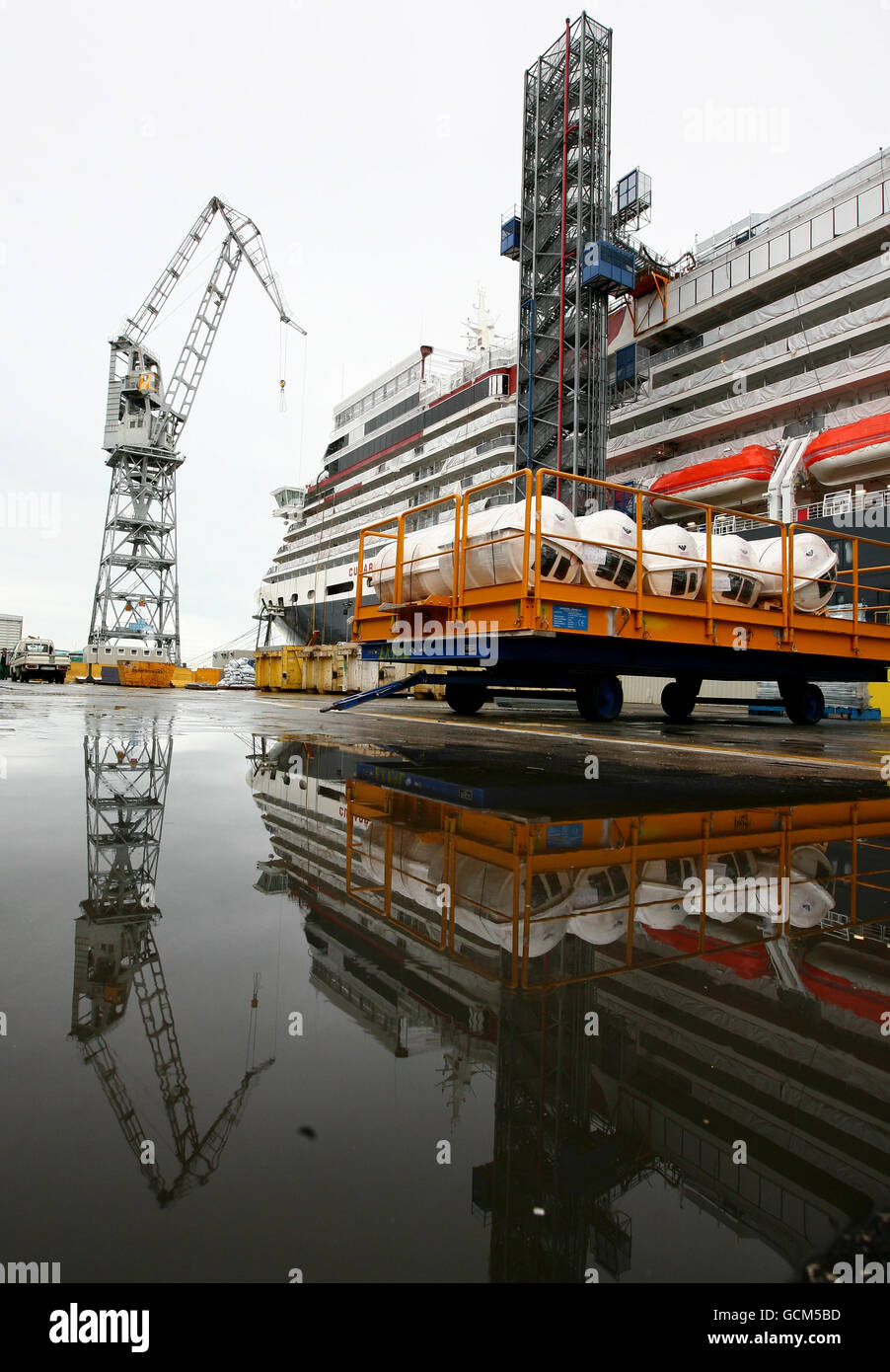 Una visione generale dell'arco della nuova nave da crociera di Cunard la Regina Elisabetta al cantiere Fincantieri di Trieste, Italia venerdì 30 luglio 2010, prima di entrare in servizio nell'ottobre di quest'anno. Foto Stock