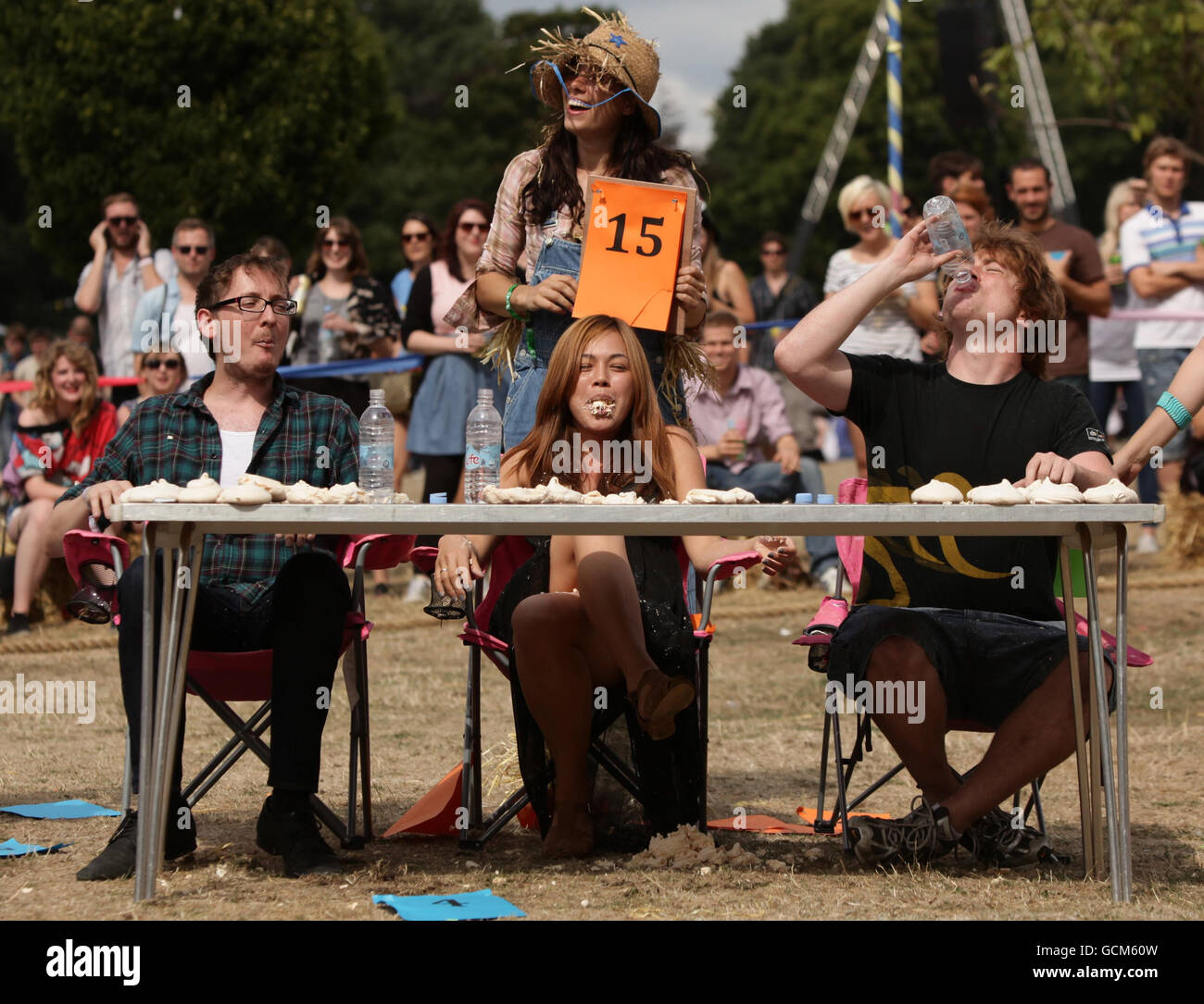 Una gara di meringa durante il Field Day Festival, che si tiene a Victoria Park, nella zona est di Londra. Foto Stock