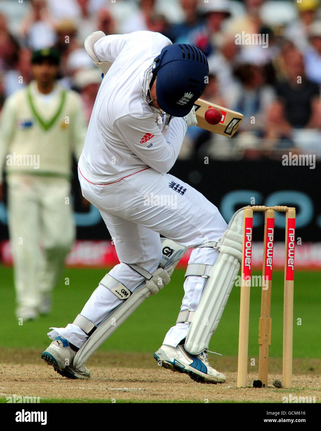 Graeme Swann in Inghilterra colpito da un rimbalzo durante il terzo giorno del primo test di Npower a Trent Bridge, Nottingham. Foto Stock