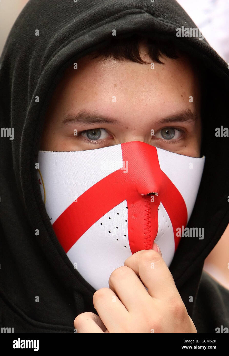 Un dimostratore partecipa a una protesta della Nationalist Alliance inglese contro la Sharia Law nel Regno Unito, a Westminster, nel centro di Londra. Foto Stock