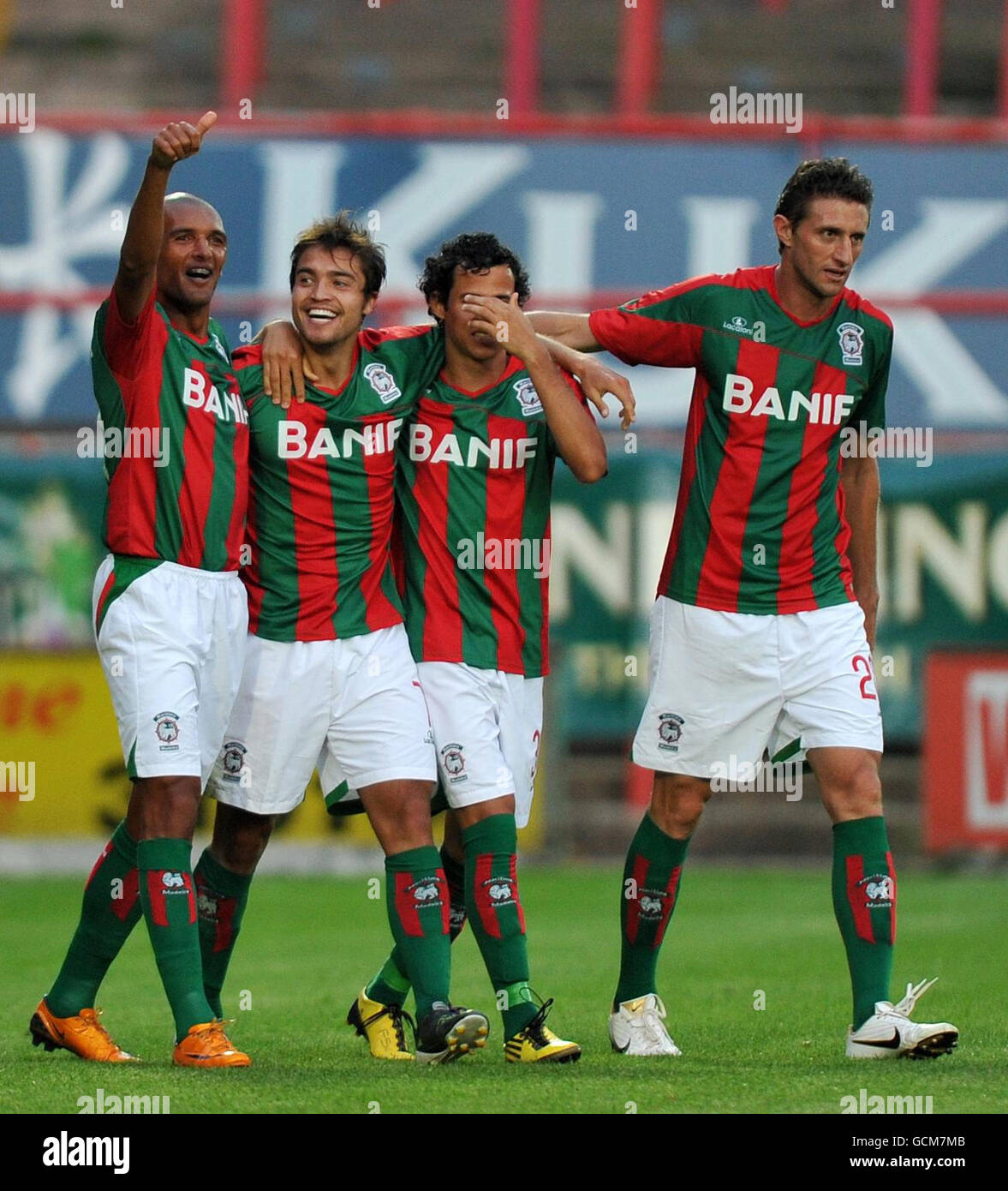Marco Marquinho DI CS Maritimo (seconda a sinistra) celebra il suo traguardo durante la UEFA Europa League, terzo turno di qualificazione, seconda tappa all'ippodromo di Wrexham. Foto Stock