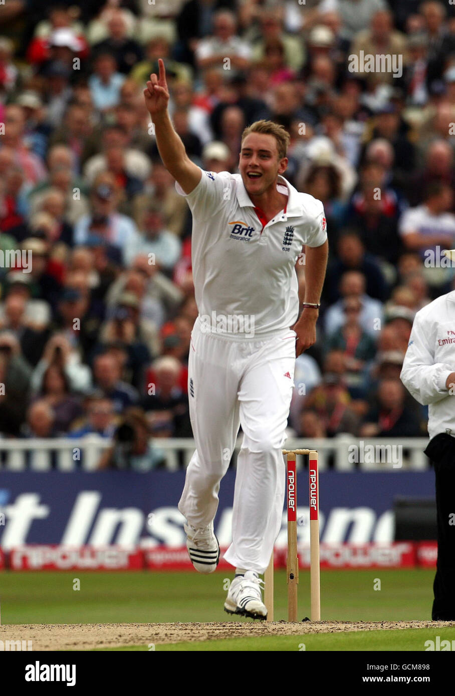 Cricket - npower secondo Test - Day One - Inghilterra / Pakistan - Edgbaston. L'Inghilterra Stuart Broad rivendica il cazzo di Imran Farhat in Pakistan per un'anatra durante il secondo test di Npower a Edgbaston, Birmingham. Foto Stock