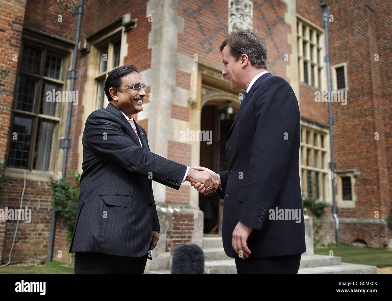 Il primo ministro David Cameron (destra) tiene colloqui con il presidente pakistano Ali Zardari a Chequers vicino a Princes Risborough, Inghilterra. Foto Stock