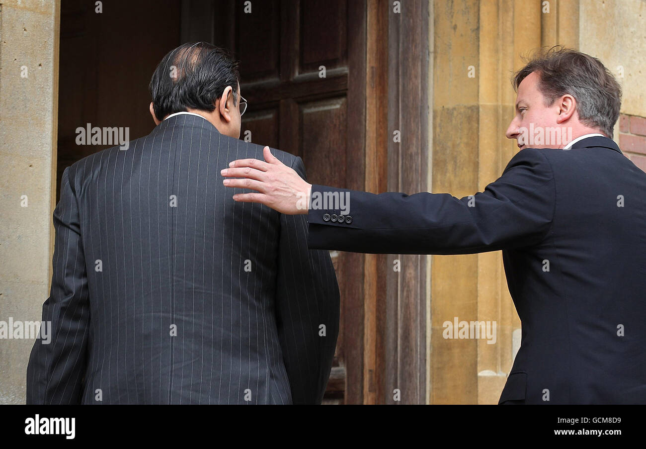 Il primo ministro David Cameron (a destra) si presenta al presidente pakistano Asif Ali Zardari a Chequers vicino a Princes Risborough, Inghilterra. Foto Stock