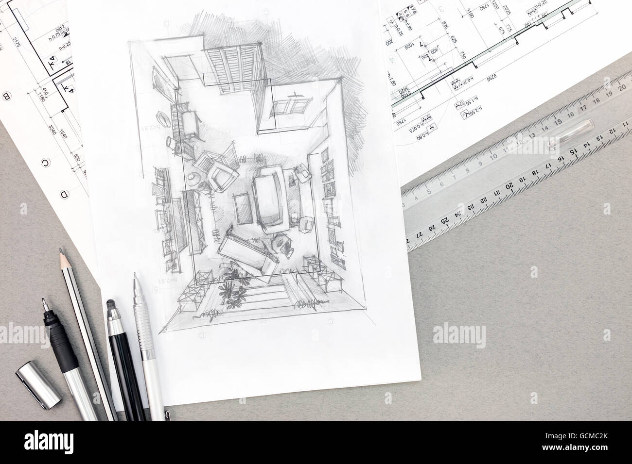Schizzo architettonico con disegno tecnico e matite sulla scrivania, vista dall'alto Foto Stock