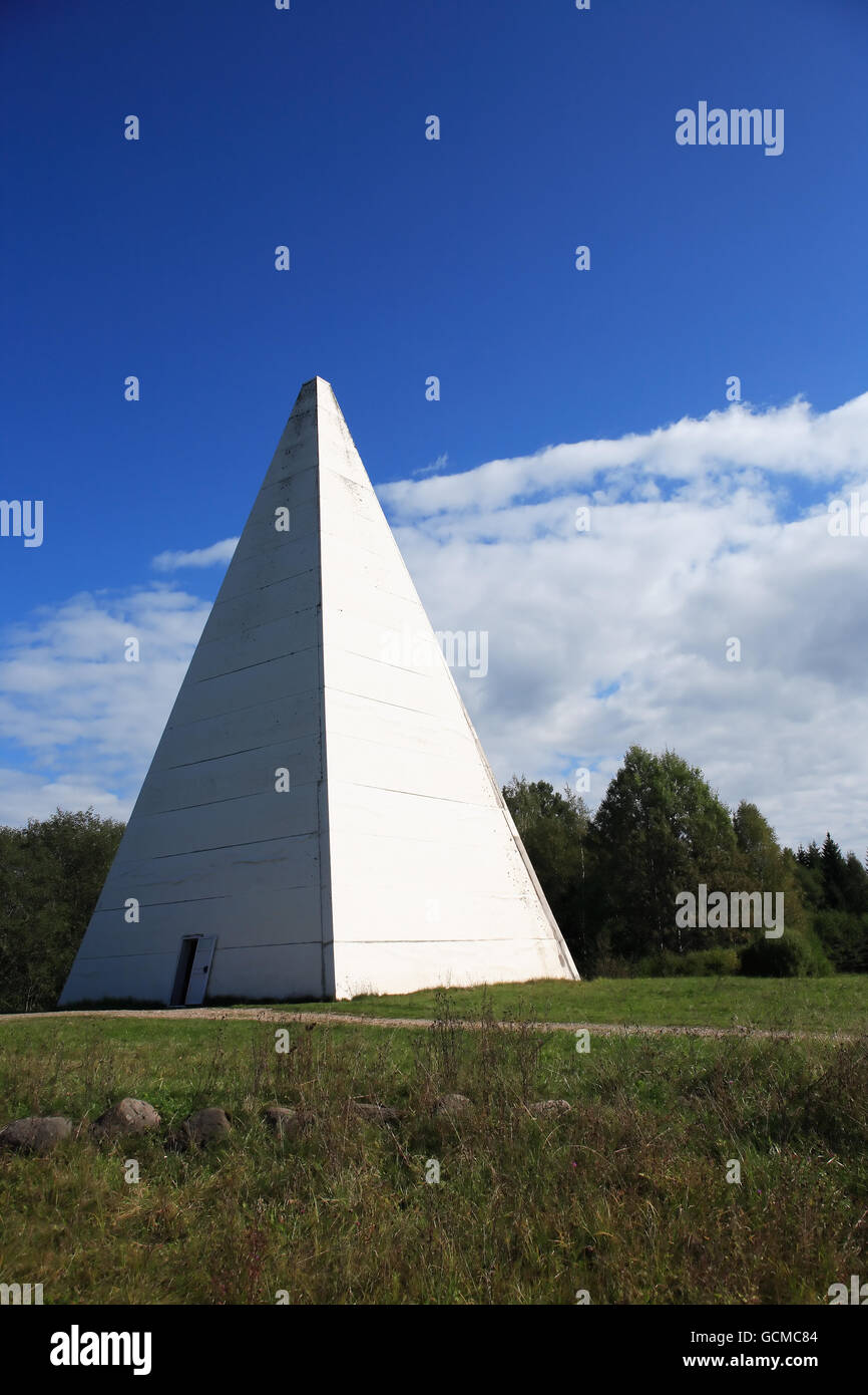 Moderne in legno piramide bianca sul campo contro il cielo blu Foto Stock