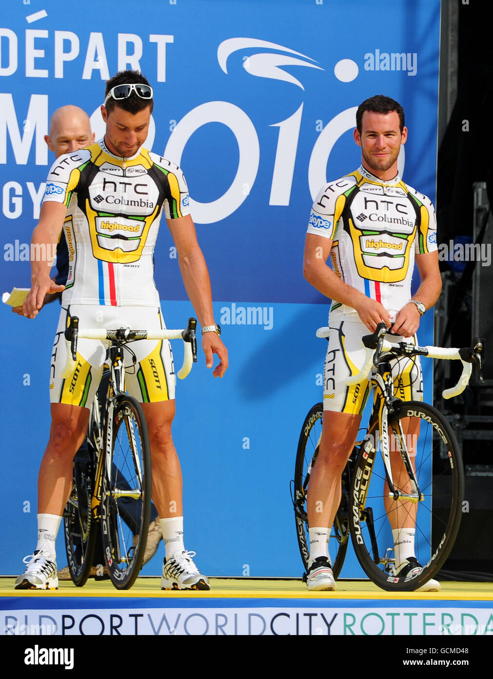 Ciclismo - Tour de France 2010 - Anteprima giorno. Mark Cavendish (a  destra) e Bernhard Eisel del team HTC-Colombia Foto stock - Alamy