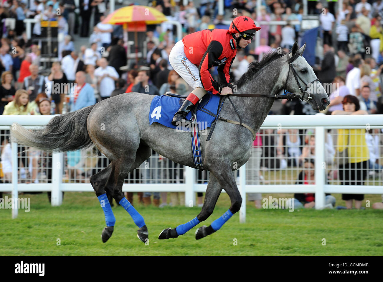 Vinces guidato dal jockey Martin Dwyer che va a postare prima All'handicap assicurativo di Bloodstock di Weatherbys Foto Stock