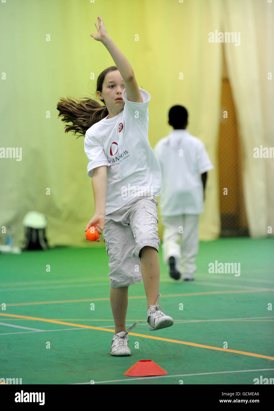 I bambini partecipano all'evento Chance to Shine Pinsent Masons Presso il Ken Barrington Cricket Center Foto Stock