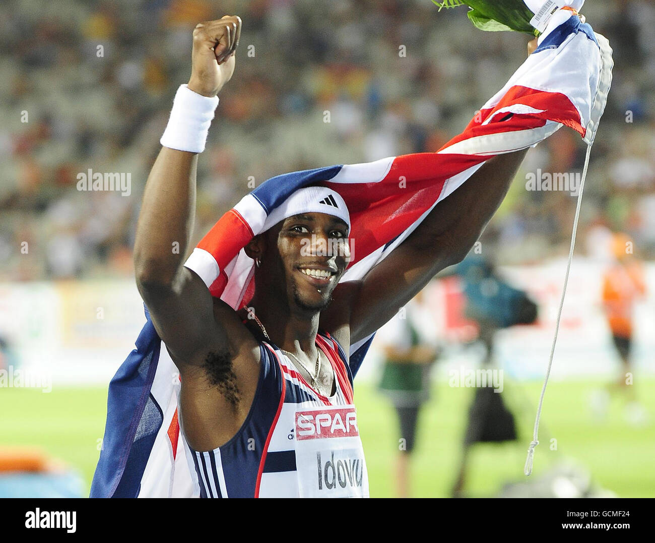 Phillips Idowu della Gran Bretagna celebra la sua vittoria nella finale triplice Jump maschile durante il terzo giorno dei Campionati europei allo Stadio Olimpico di Barcellona, Spagna. Foto Stock