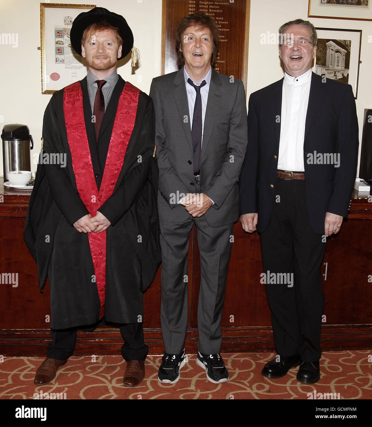 Sir Paul McCartney, co-fondatore DI LIPA, presenta un premio al scenografo Christopher Oram (a sinistra). È uno dei sette luminari dell'industria dell'arte e dell'intrattenimento che sono stati resi compagni dell'istituto di Liverpool per le arti dello spettacolo, alla cerimonia annuale di laurea dell'istituto. Foto Stock