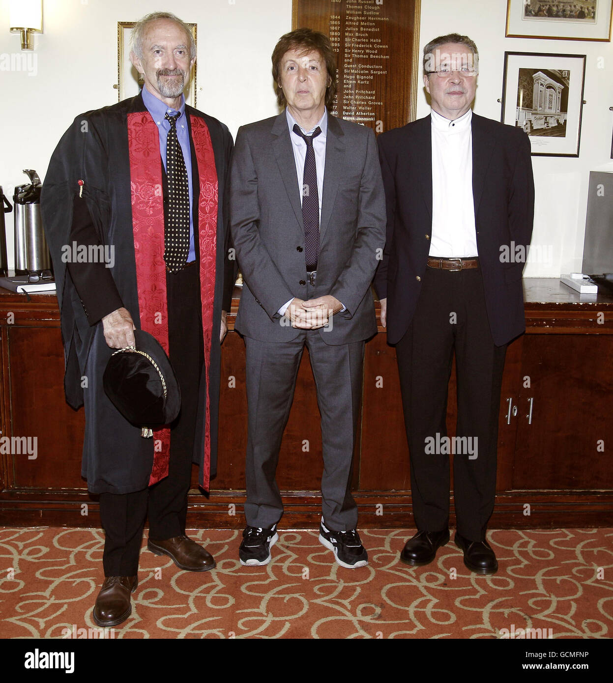 Sir Paul McCartney, co-fondatore di LIPA, presenta un premio all'attore Jonathan Price (a sinistra). È uno dei sette luminari dell'industria dell'arte e dell'intrattenimento che sono stati resi compagni dell'istituto di Liverpool per le arti dello spettacolo, alla cerimonia annuale di laurea dell'istituto. Foto Stock