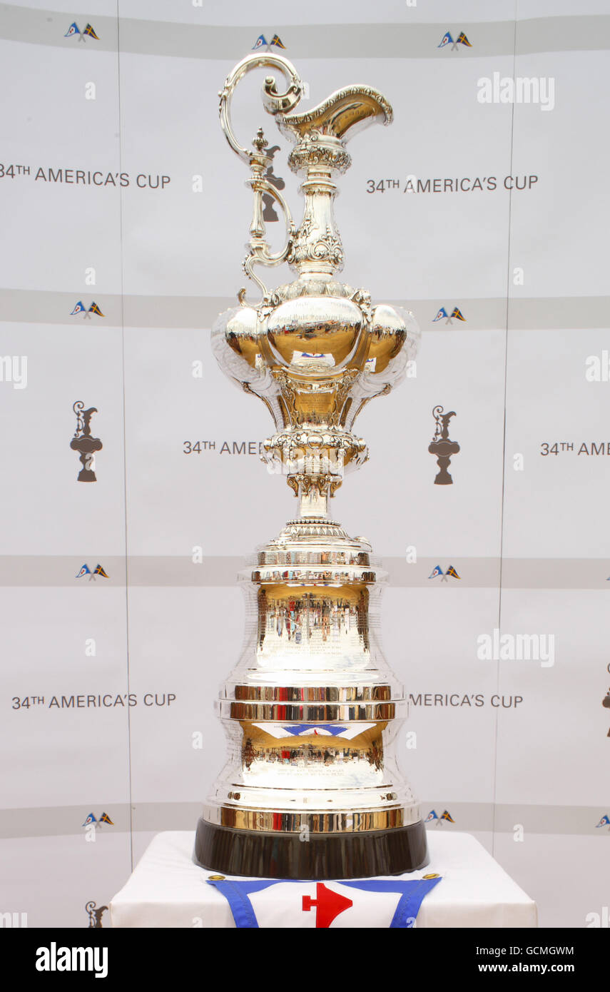 Vela - settimana delle Cowes - giorno quattro - Isola di Wight. Il trofeo sportivo più antico del mondo, la Coppa America, in mostra sulla Parata di Cowes il quarto giorno della settimana di Cowes, Isola di Wight. Foto Stock