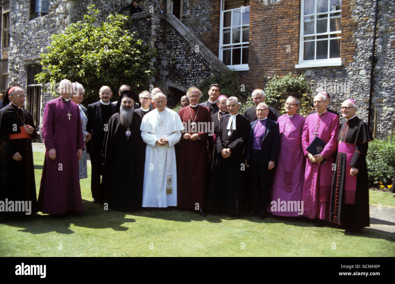 Papa Giovanni Paolo II , in bianco, con, a sinistra, l Arcivescovo di Canterbury, il dottor Robert Runcie, e i dirigenti di altre chiese cristiane presso il Deanery della Cattedrale di Canterbury. Foto Stock