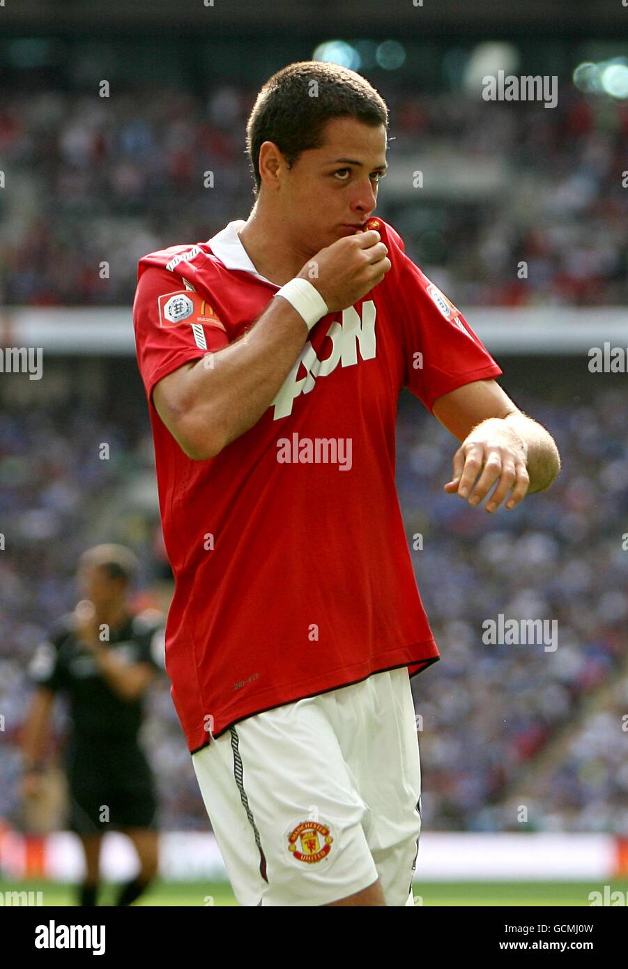 Javier Hernandez di Manchester United bacia il distintivo del club su di lui camicia dopo aver segnato i suoi lati secondo obiettivo del gioco Foto Stock