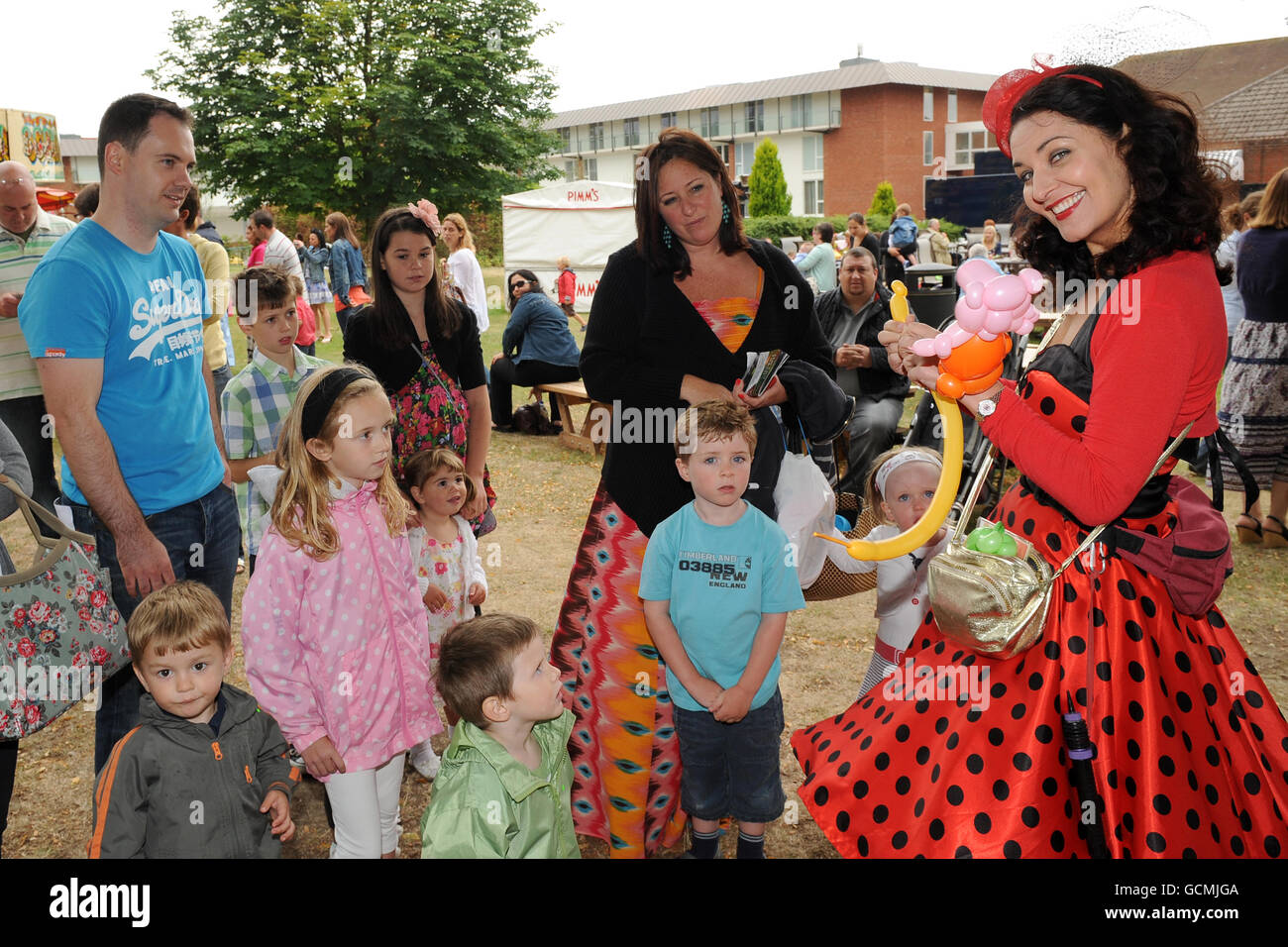 Corse ippiche - il Surrey Mirror Family Day - Lingfield Park. La famiglia incontra 'Twistina', il modellatore di palloncini Foto Stock