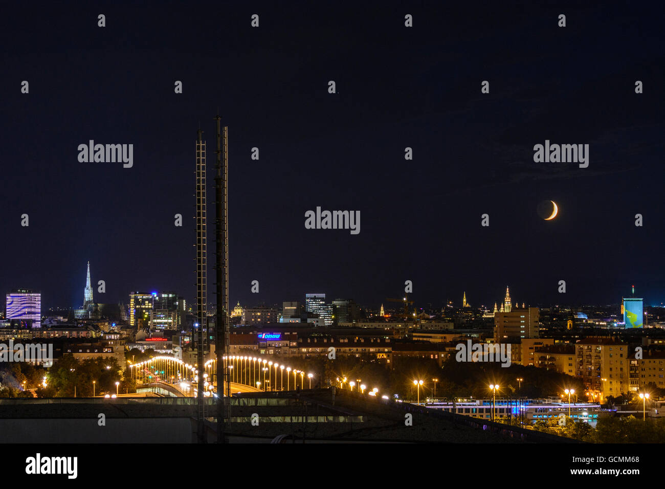 Wien, Vienna falce della luna di ceratura sopra il centro della città in Austria Wien Foto Stock