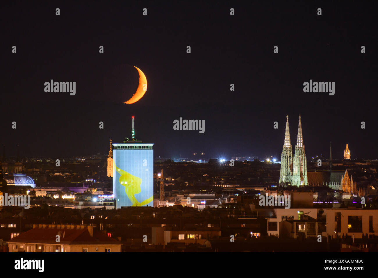 Wien, Vienna falce della luna di ceratura di sprofondare dietro le colline di Vienna Woods sopra l'anello TORRE DI VIENNA INSURAN Foto Stock