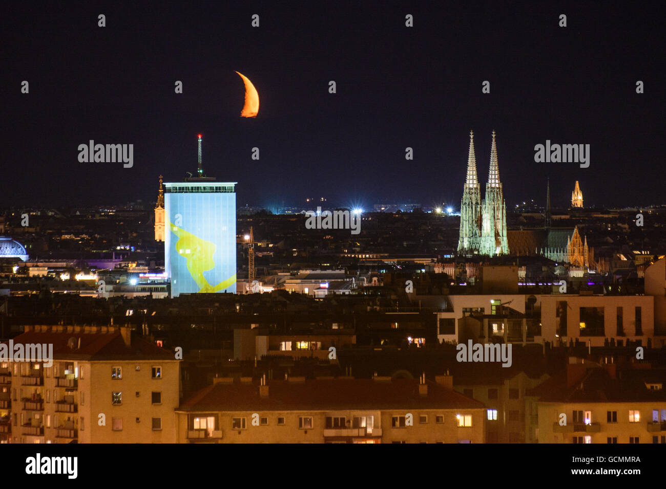 Wien, Vienna falce della luna di ceratura di sprofondare dietro le colline di Vienna Woods sopra l'anello TORRE DI VIENNA INSURAN Foto Stock