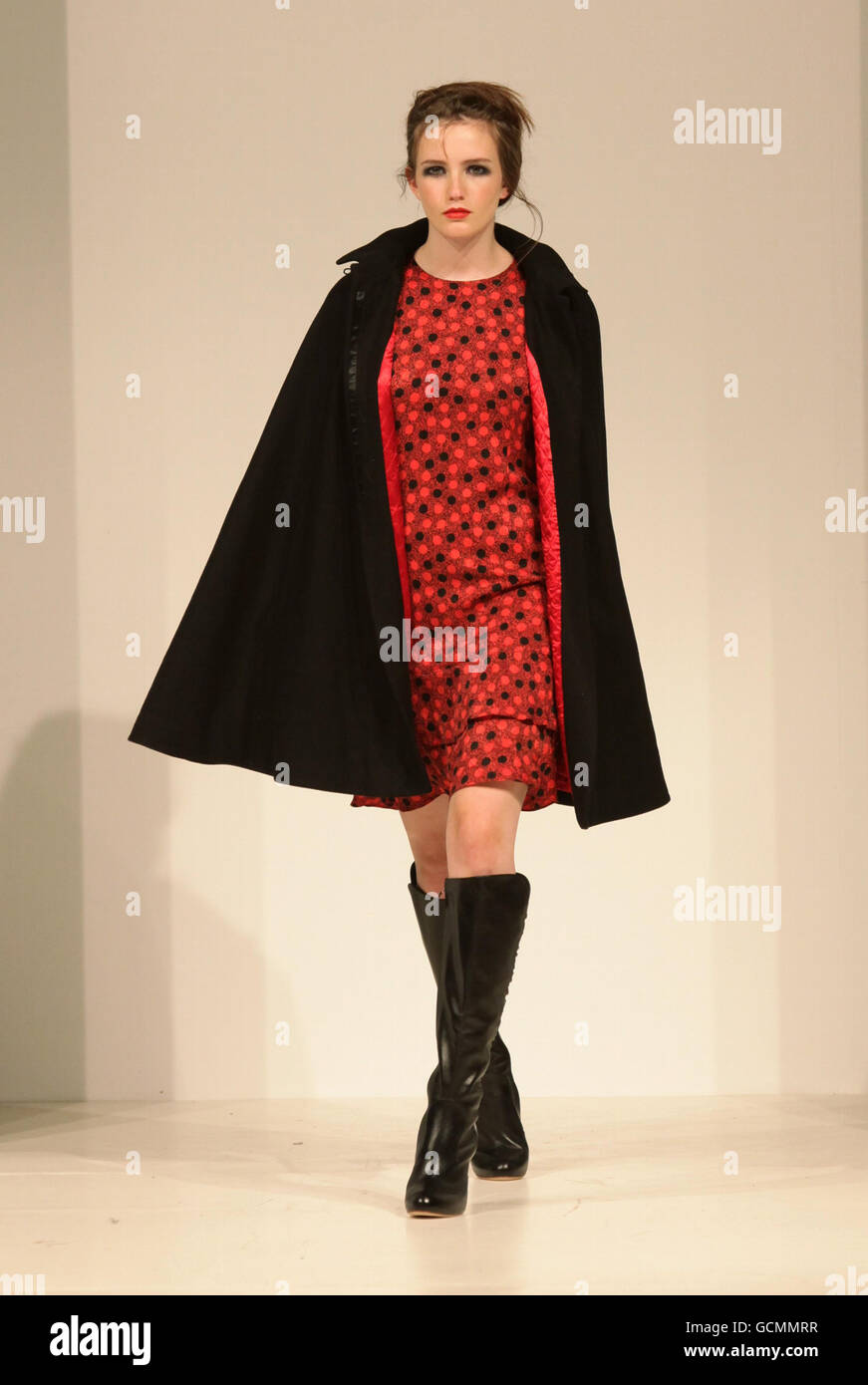 Un modello sulla passerella durante la sfilata di moda Soundtrack of their Lives - che presenta la collezione di pavoni ispirata all'autunno 2010 di Pearl Lowe - al Fashion Pavillion, durante la Vintage a Goodwood a Chichester, West Sussex. Foto Stock