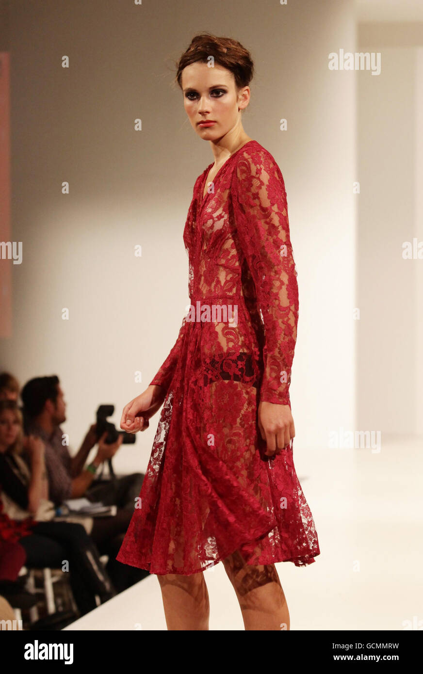 Un modello sulla passerella durante la sfilata di moda Soundtrack of their Lives - che presenta la collezione di pavoni ispirata all'autunno 2010 di Pearl Lowe - al Fashion Pavillion, durante la Vintage a Goodwood a Chichester, West Sussex. Foto Stock