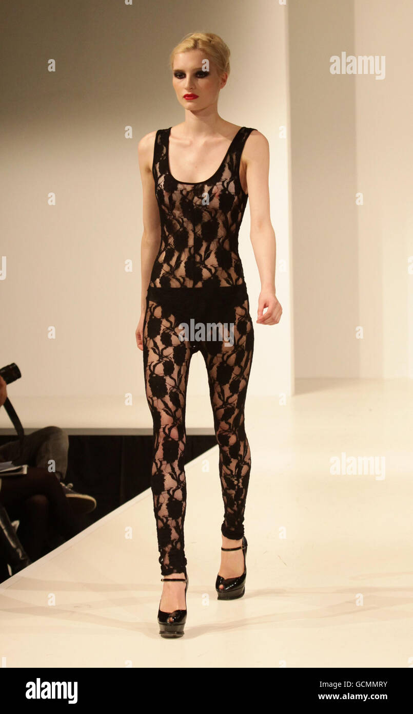 Un modello sulla passerella durante la sfilata di moda Soundtrack of their Lives - che presenta la collezione di pavoni ispirata all'autunno 2010 di Pearl Lowe - al Fashion Pavillion, durante la Vintage a Goodwood a Chichester, West Sussex. Foto Stock