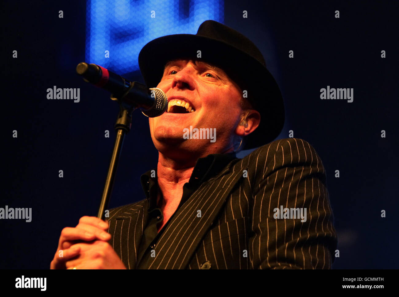 Glenn Gregory of Heaven 17 si esibisce sul palco principale durante la Vintage a Goodwood a Chichester, West Sussex. Foto Stock