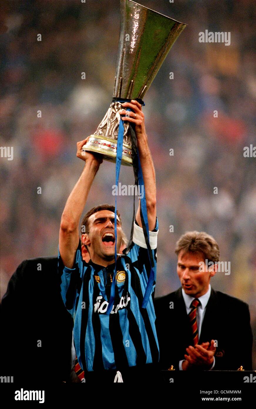 Calcio - Coppa UEFA - finale seconda tappa - Inter Milan v Casino Salzburg.  Giuseppe Bergomi di Inter Milano solleva la Coppa UEFA Foto stock - Alamy