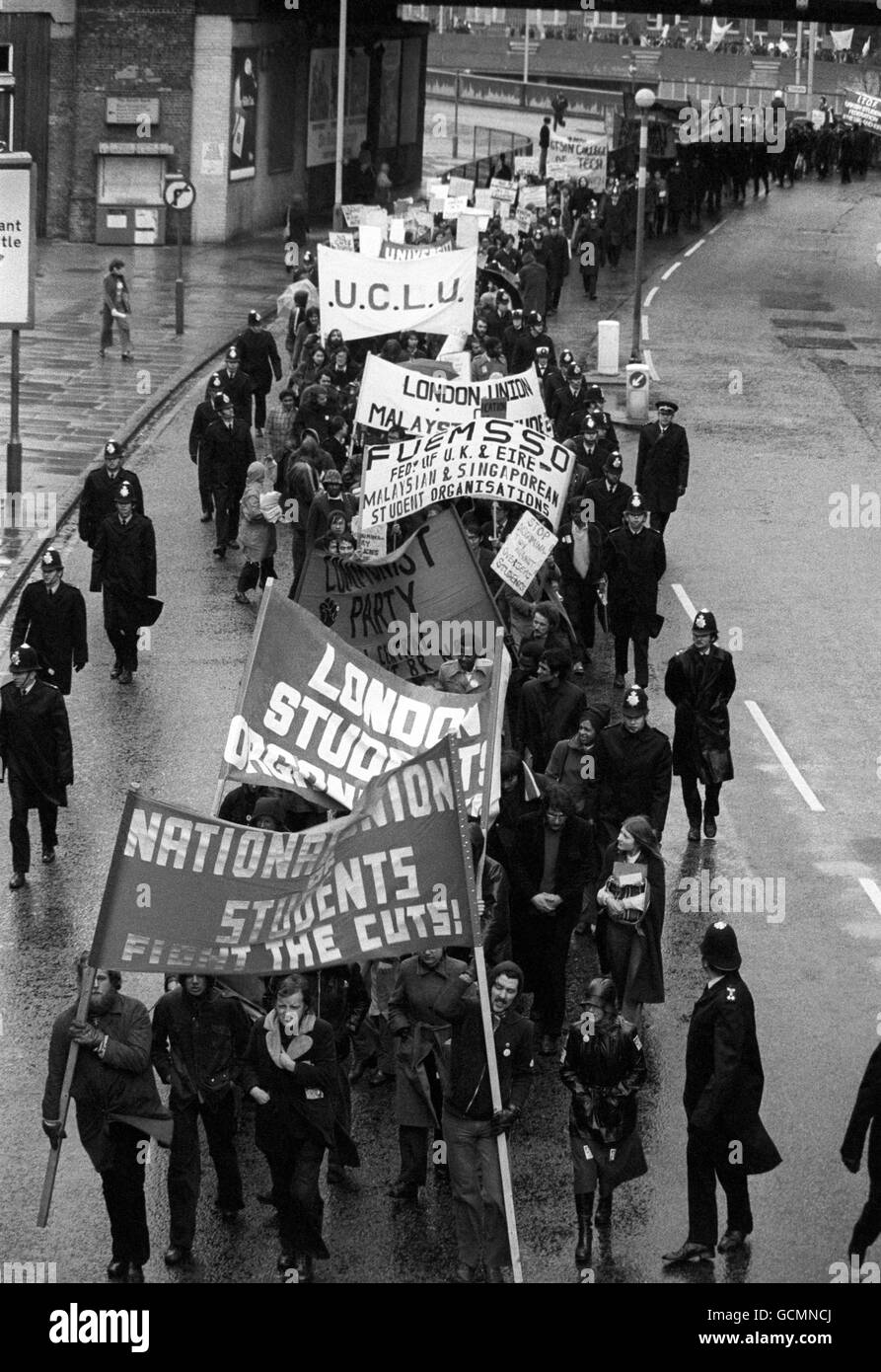 Gli studenti che trasportano striscioni passano il Dipartimento di Istruzione e Scienza a Londra questo pomeriggio sulla strada per County Hall per un raduno di protesta contro l'annuncio della Inner London Education Authority di una riduzione del 60% del numero di studenti stranieri nei prossimi cinque anni. Foto Stock