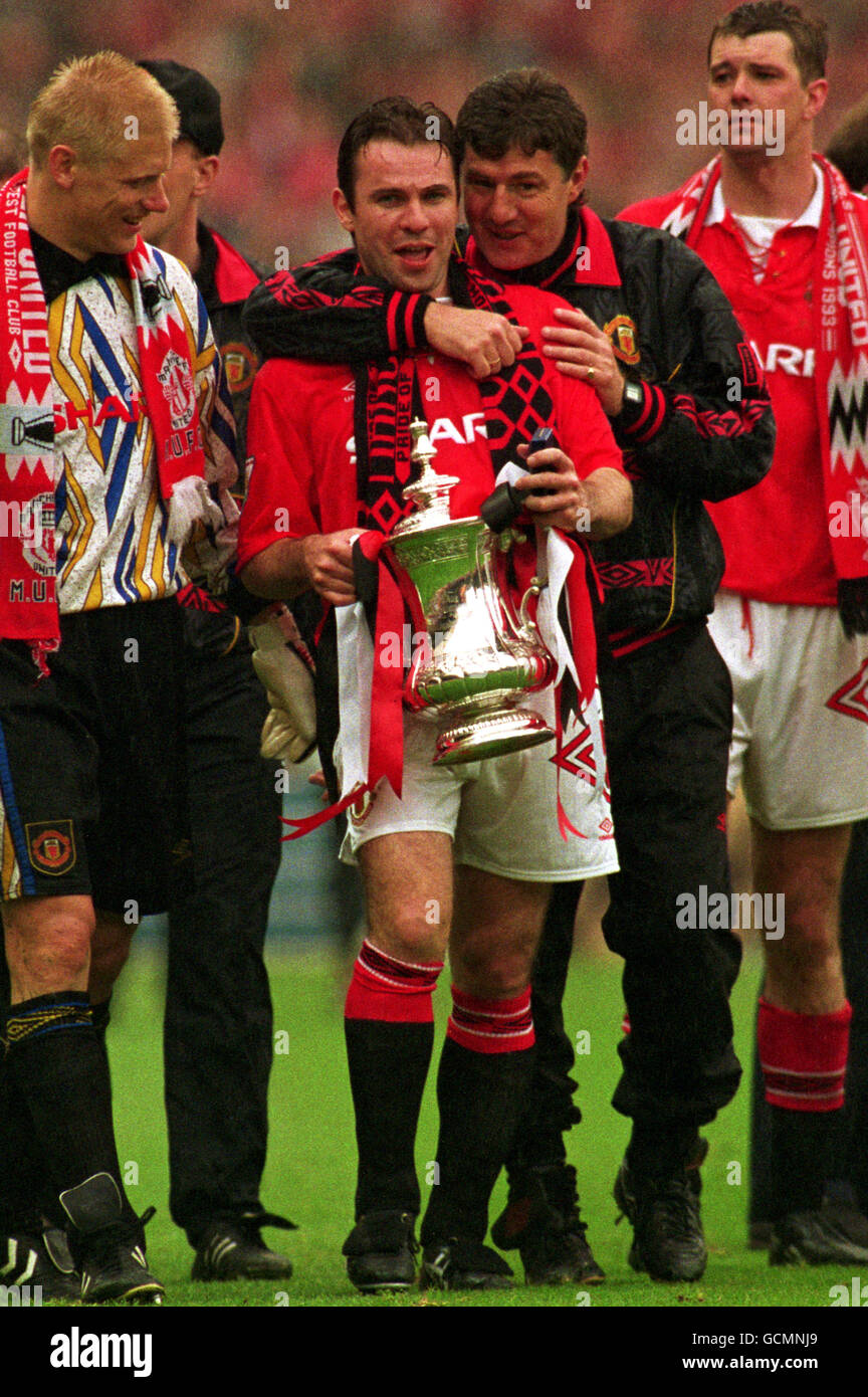 Manchester United's Brian McClair (seconda l) Si tiene alla fa Cup come allenatore Brian Kidd (Seconda r) e il portiere Peter Schmeichel (l) festeggiano Foto Stock