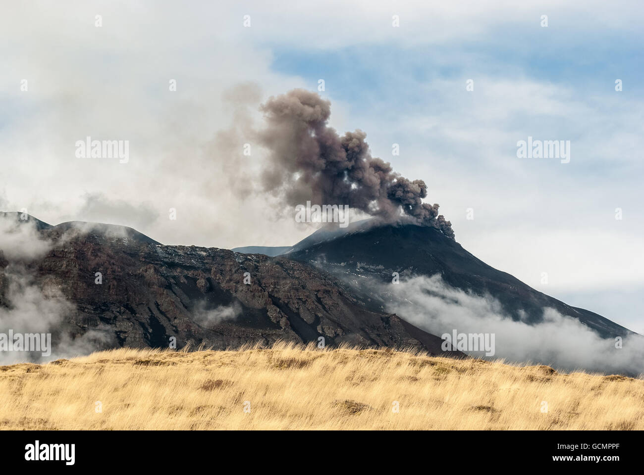 Emissioni di cenere dal cratere di sud-est sul vulcano Etna dopo la fine del parossismo del 4 dicembre 2015 Foto Stock