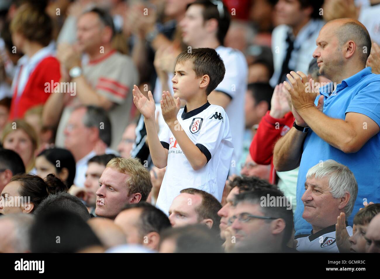 Calcio - Barclays Premier League - Fulham v Manchester United - Craven Cottage. Fulham tifosi in piedi Foto Stock