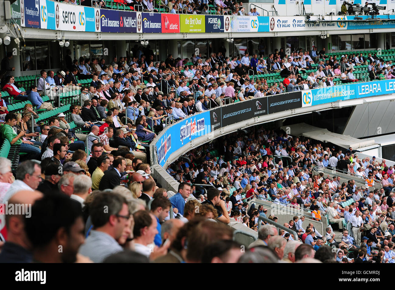 Cricket - terzo test Npower - terzo giorno - Inghilterra / Pakistan - la garanzia di Brit Oval. Gli spettatori osservano l'azione dagli stand Foto Stock