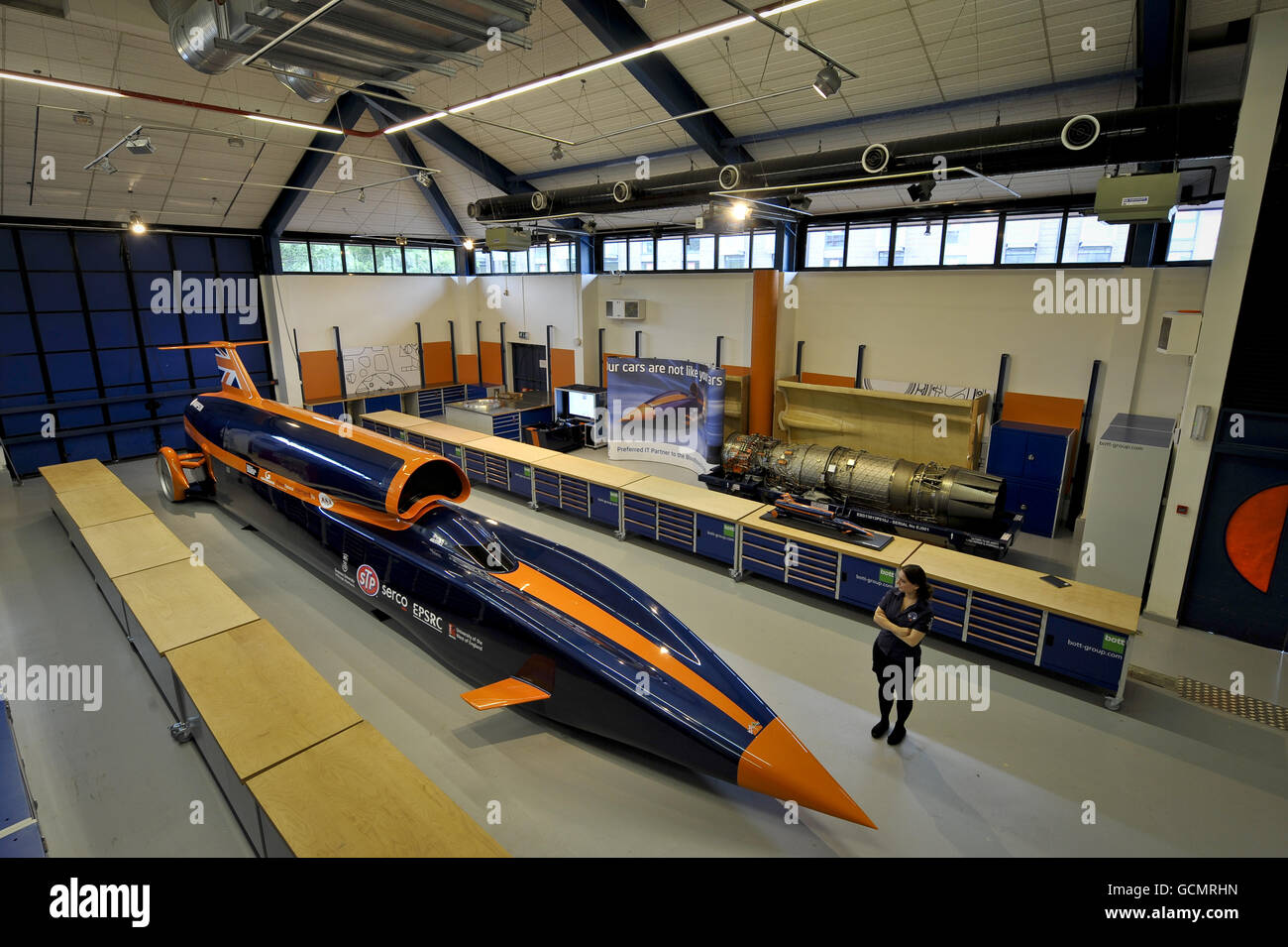 Un modello in scala 1:1 della vettura supersonica Bloodhound, presso gli uffici dell'azienda a Bristol. Il team SSC spera che Bloodhound diventi il veicolo terrestre più veloce al mondo, rompendo la barriera a 1000 miglia/h in Sud Africa, 2012. L'auto, che è alimentata da un motore a getto d'aereo e da un razzo, è in fase di costruzione a Bristol, Regno Unito Foto Stock