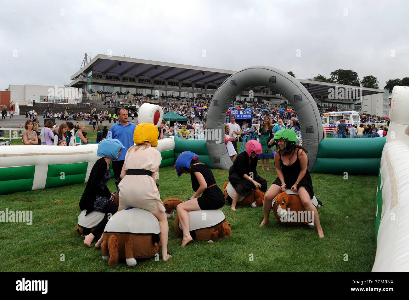 Corse di cavalli - giorno di Variety Club - Sandown Park. Un 'Hen Party' che si gode il cavallo tramogge al Sandown Park Foto Stock