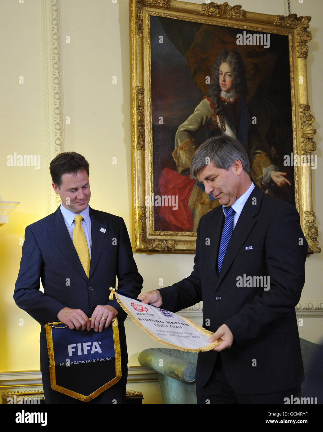 Il vice primo ministro britannico Nick Clegg (a sinistra) e il capo del gruppo d'ispezione FIFA Harold Mayne-Nicholls si scambiano i pendenti durante un evento di gara della Coppa del mondo di calcio 2018 al numero 10, Downing Street a Londra. Foto Stock