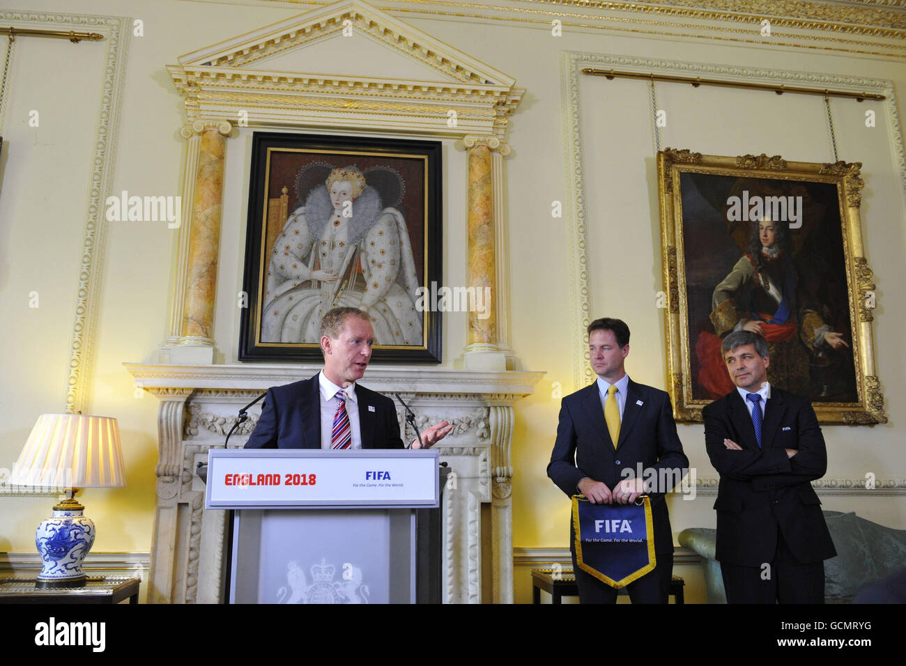 Il vice primo ministro della Gran Bretagna Nick Clegg (seconda destra) e il capo del gruppo d'ispezione FIFA Harold Mayne-Nicholls (destra) ascoltano come capo esecutivo dell'Inghilterra 2018 BID Andy Anson, parla durante un evento d'offerta della Coppa del mondo di calcio 2018 al numero 10, Downing Street a Londra. Foto Stock