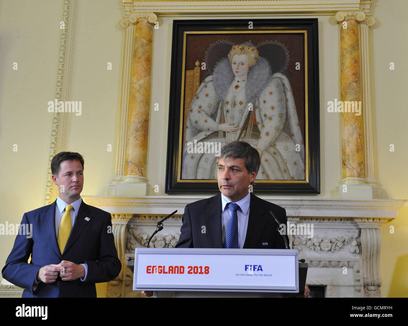 Il vice primo ministro della Gran Bretagna Nick Clegg (a sinistra), ascolta come Capo del gruppo d'ispezione FIFA Harold Mayne-Nicholls parla durante un evento di gara di calcio della Coppa del mondo 2018 al numero 10, Downing Street a Londra. Foto Stock
