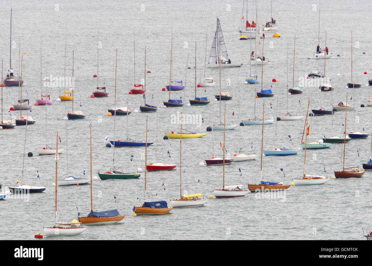 Gli yacht aspettano sul loro ormeggio in Cowes Roads prima di correre il secondo giorno della settimana di Cowes, Isola di Wight. Foto Stock