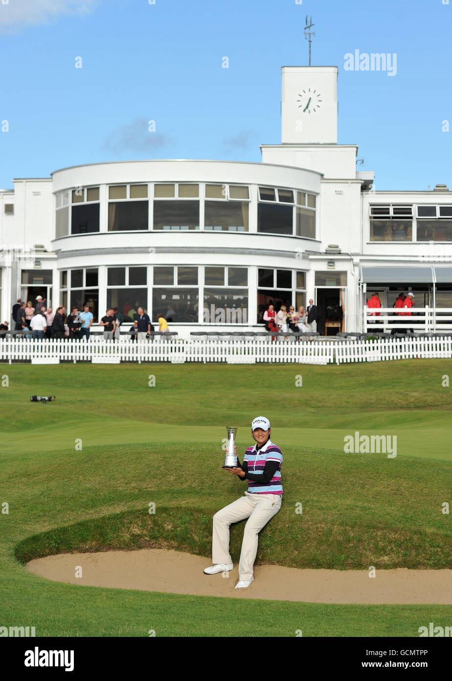 Yani Tseng di Taiwan con il trofeo davanti alla club house dopo aver vinto il Ricoh Women's British Open al Royal Birkdale Golf Club, Southport. Foto Stock