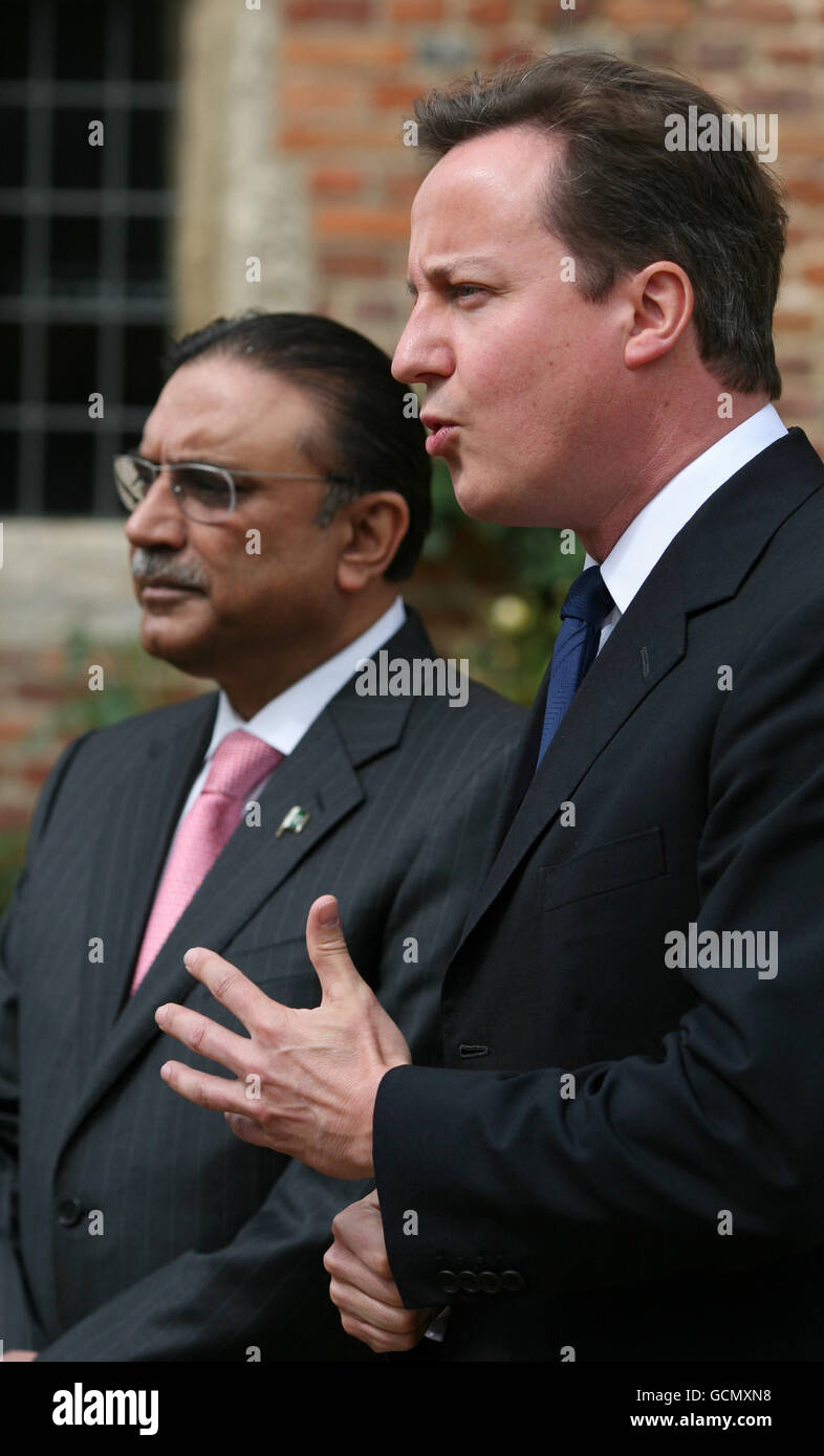 Il primo ministro David Cameron (a destra) è in piedi con il presidente pakistano Ali Zardari mentre parlano con i giornalisti a Chequers vicino a Princes Risborough, Inghilterra. Foto Stock