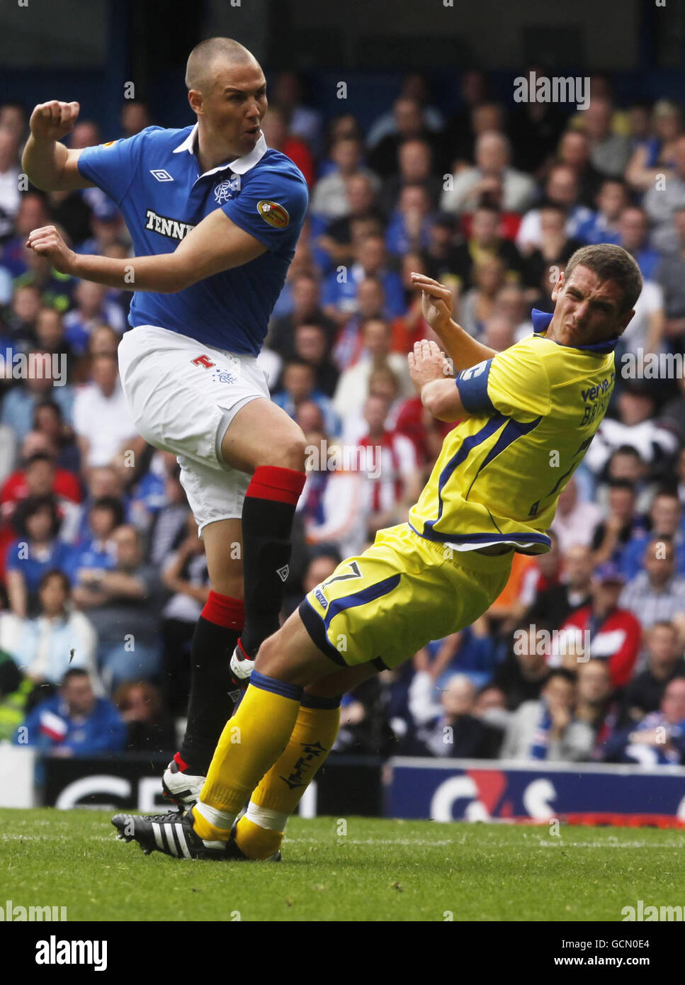 Rangers Kenny Miller segna il suo primo gol al fianco durante la partita della Clydesdale Bank Scottish Premier League a Ibrox, Glasgow. Foto Stock