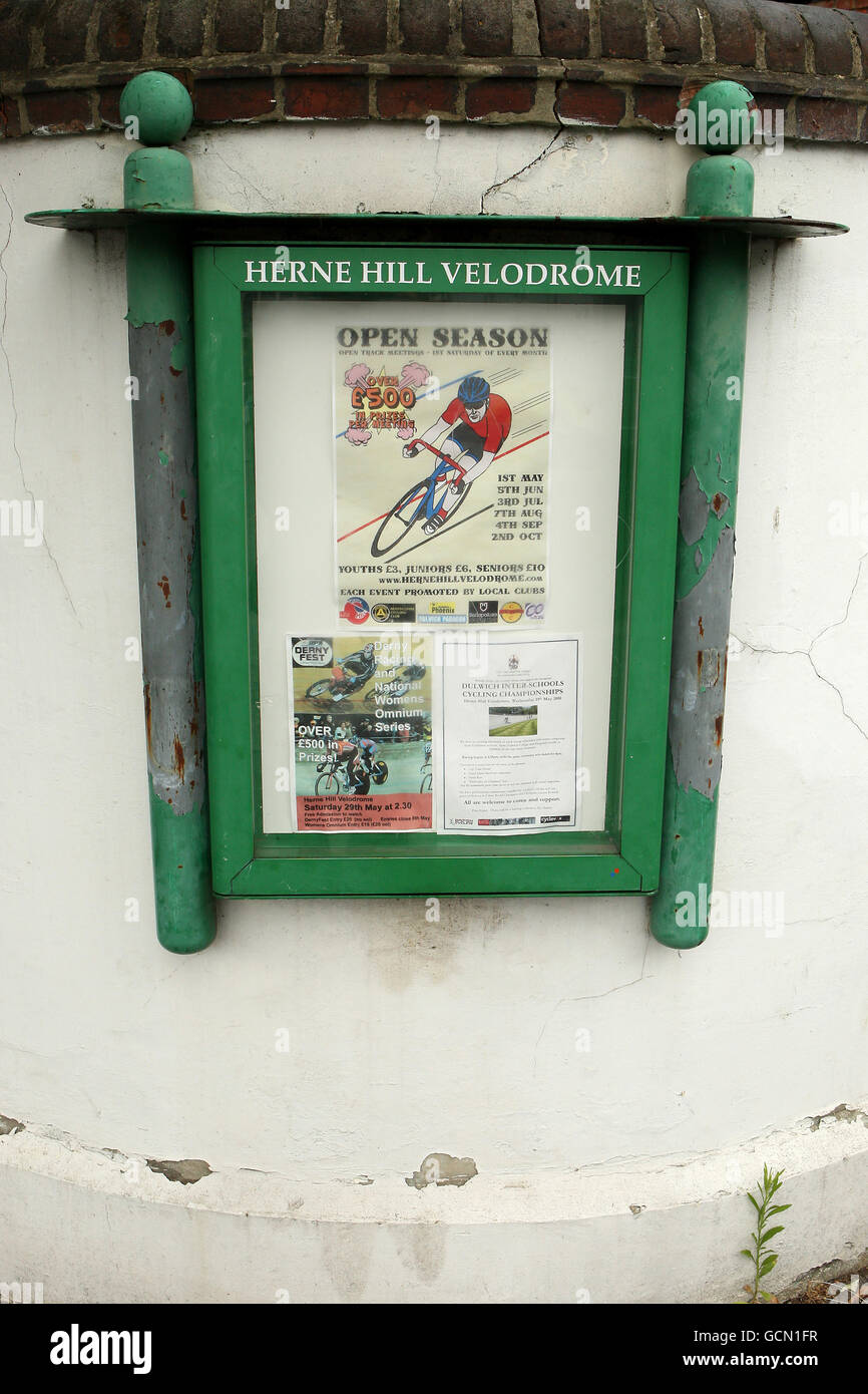 Una bacheca all'Herne Hill Velodrome nel sud di Londra che È stato utilizzato come sede dei Giochi Olimpici del 1948 Tenuto a Londra Foto Stock