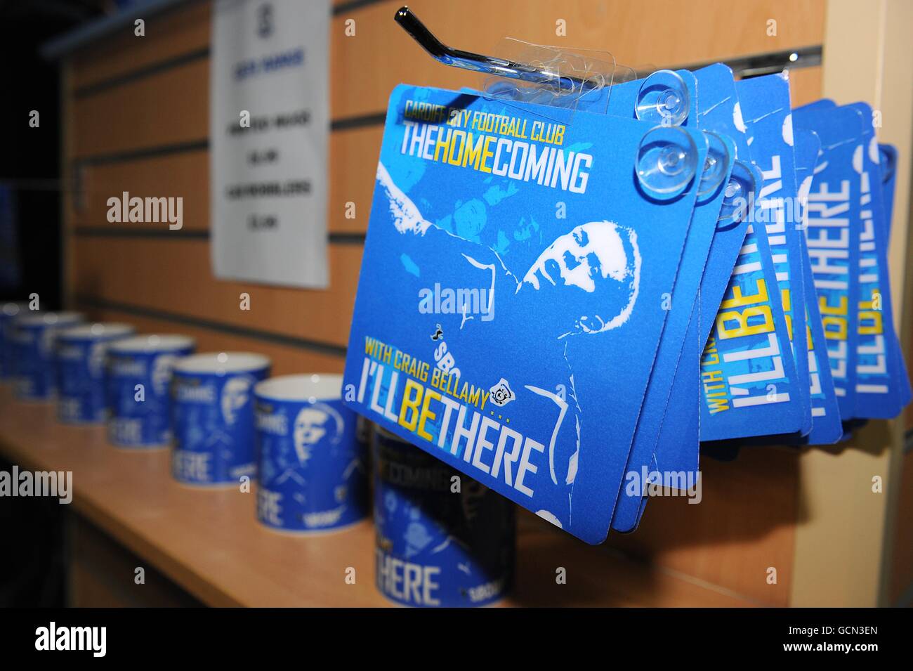 Merchandising con l'immagine del Craig Bellamy on della città di Cardiff nel negozio del club Foto Stock