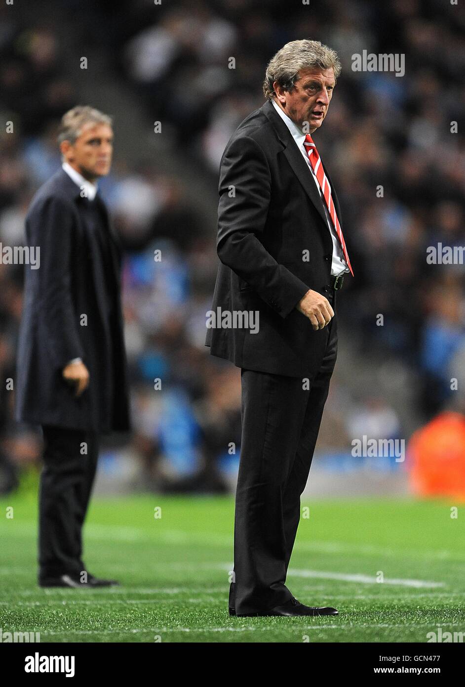 Roy Hodgson (a destra), direttore di Liverpool, e Roberto, direttore di Manchester City Mancini sulla linea di contatto Foto Stock