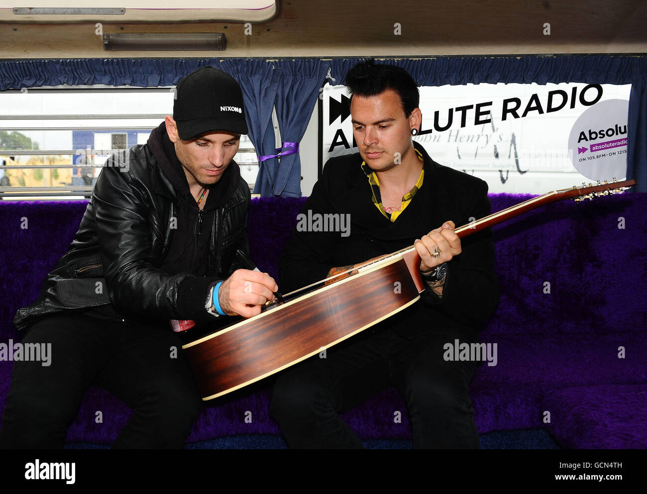 Il backstage di Parlotones all'area Absolute radio VIP durante il V Festival all'Hylands Park a Chelmsford, Essex. Foto Stock