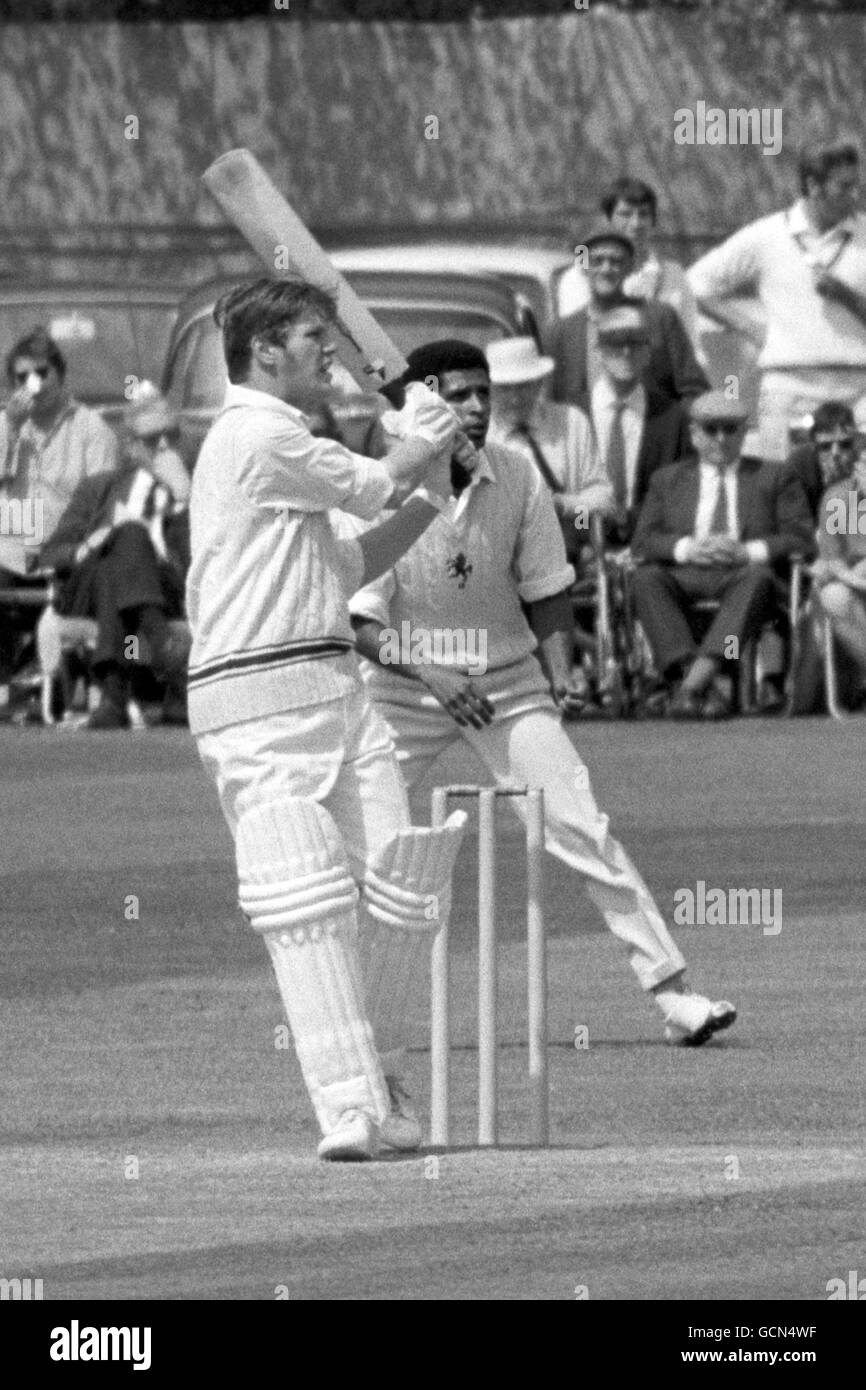 Barry Dudleston, Leicestershire, batting. Bernard Julien di Kent che guarda sulle slips. Foto Stock