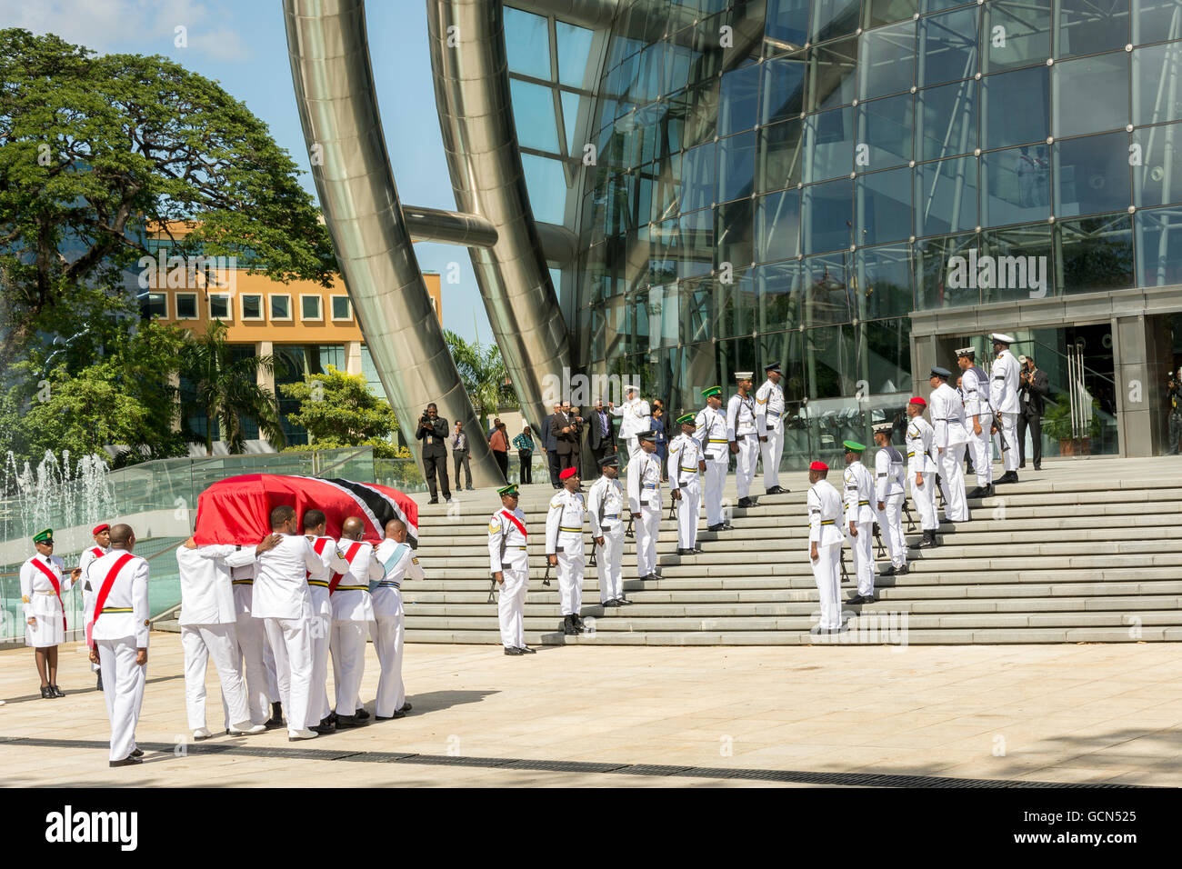 Soldati portare il cuscinetto casket ex primo ministro Patrick Manning,nell'Accademia Nazionale per le Arti dello spettacolo . Foto Stock